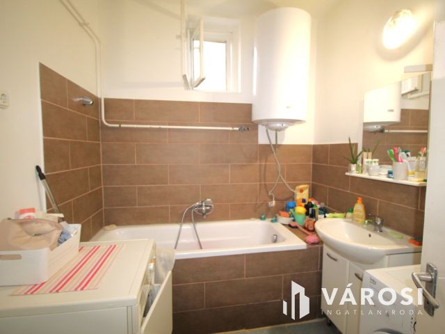 Jó adottságú, tágas ház, Kenyeriben