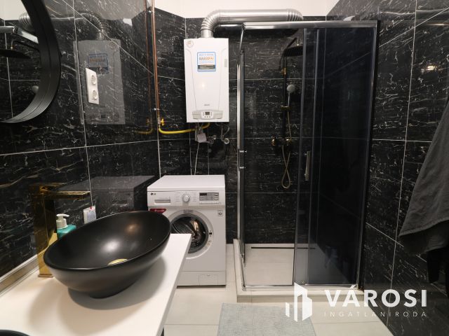 Nappali +3 szoba + 2 fürdő, a belvárosben !