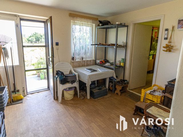 Gyula külterületén 1 szobás téglaház gyümöcsössel