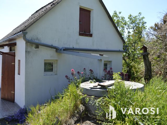 Balatonalmádiban, panorámás zártkert eladó!